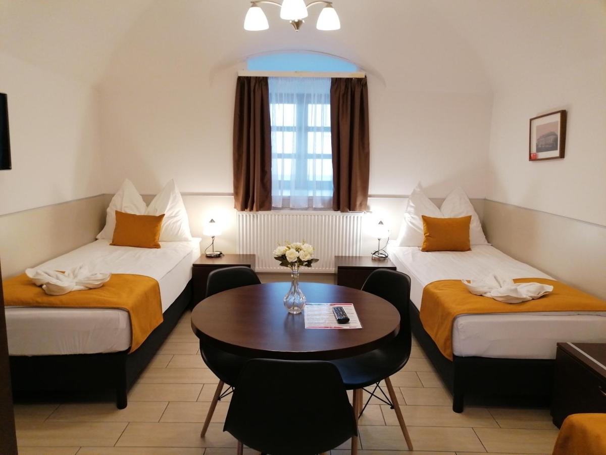 River Apartmanház Jászberény Esterno foto