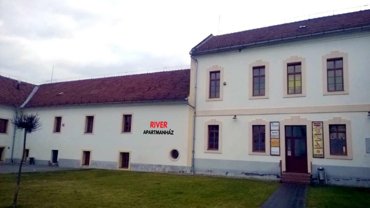 River Apartmanház Jászberény Esterno foto